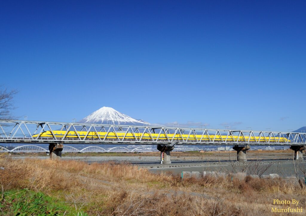 ドクターイエロー
撮影場所：富士市新幹線富士川鉄橋