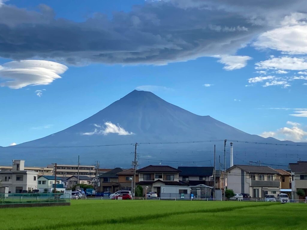 残暑の富士山の写真