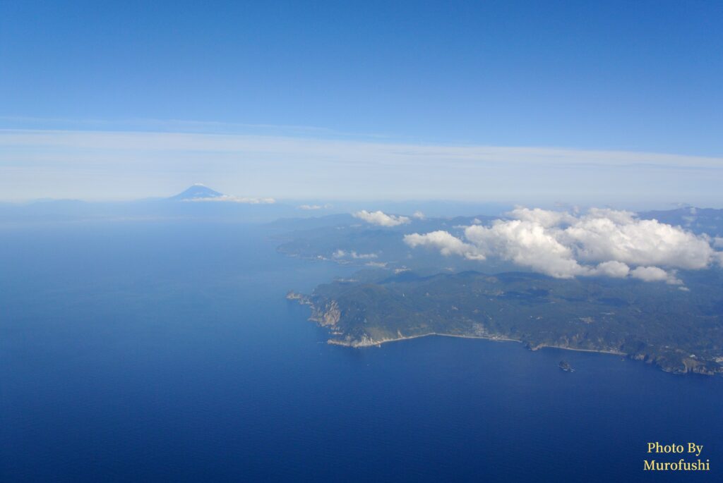 上空から見える富士山
撮影スポット：伊豆半島沖上空