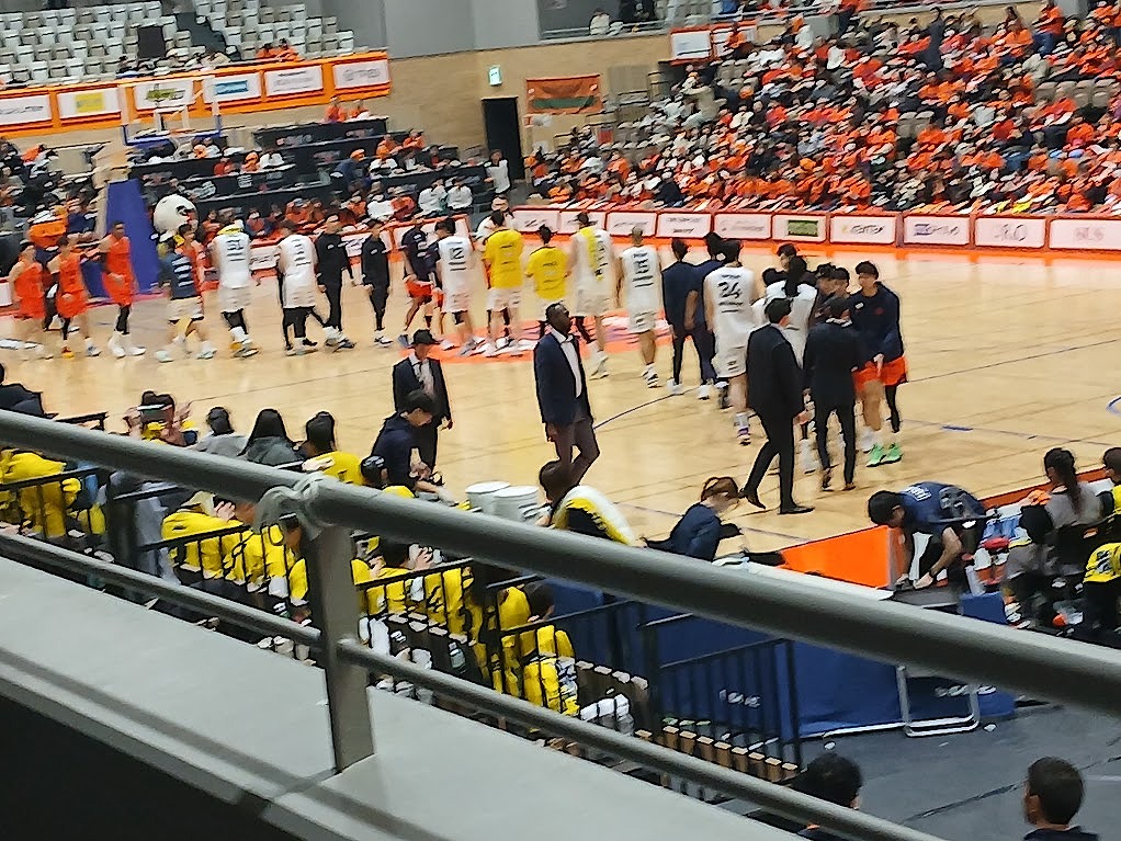 ベルテックス静岡vs.信州ブレイブウォリアーズのバスケットの試合の写真