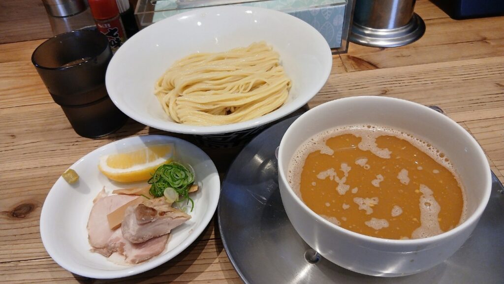 愛野駅前のラーメン屋さんの写真